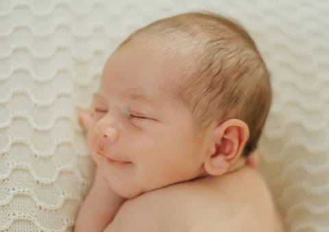 bebê sorrindo em ensaio newborn em ensaio newborn de recém-nascido'