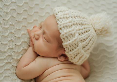 bebê com touquinha de crochê em ensaio newborn de recém-nascido'