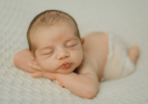 bebê mandando beijinho em ensaio newborn em ensaio newborn de recém-nascido'