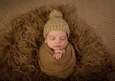 pose saquinho de batata e bebê com touca em ensaio newborn de recém-nascido'