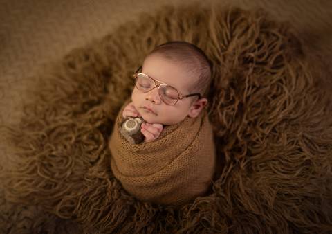 bebê com óculos de grau em fotografia newborn em ensaio newborn de recém-nascido'