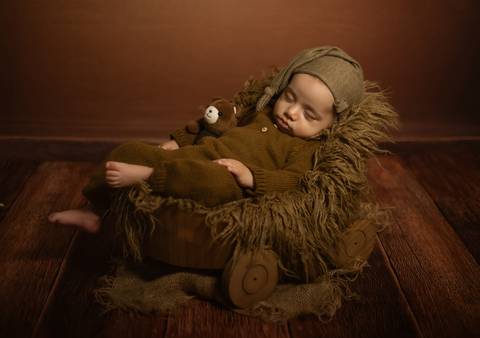 Bebê com touquinha em ensaio newborn'