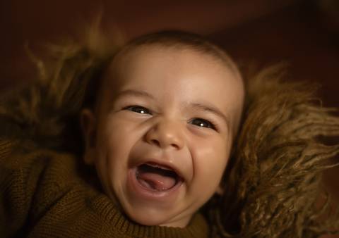Bebê sorrindo em ensaio old newborn'