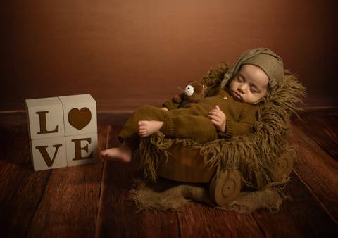 Bebê com bloquinhos com palavra LOVE'