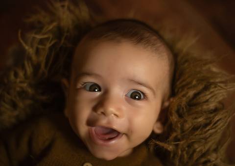 Bebê com olhos arregalados'