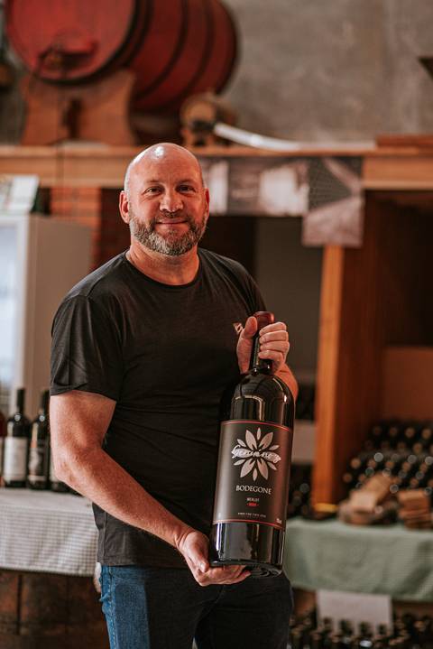Vinho de um litro na mão de um pequeno produtor  de vinhos'