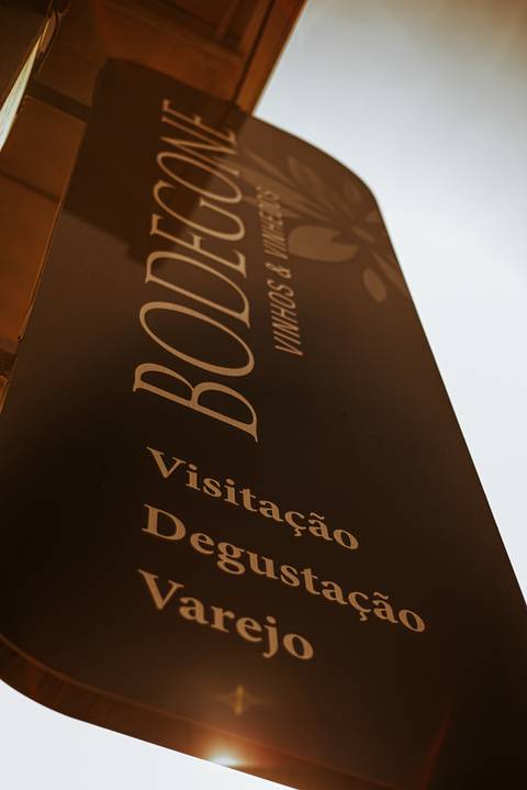 Placa de boas vindas em uma vinícola caseira de Bento Gonçalves no Vale dos Vinhedos'