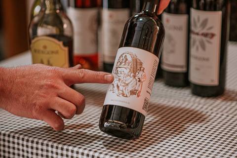 Rotulo personalizado de uma garrafa de vinho.'