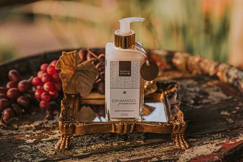 sabonete líquido hidratante feito da essência de espumantes fotografia por aline fontes fotografia e marketing'