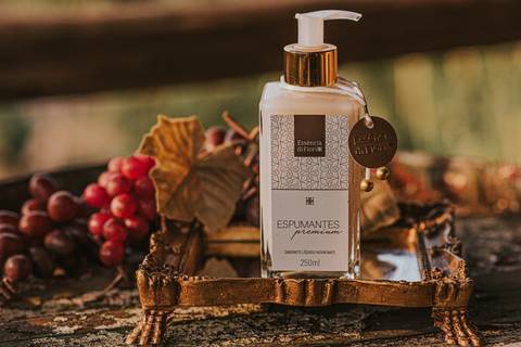 sabonete líquido hidratante feito da essência de espumantes, produzido em bento gonçalves fotografia por aline fontes fotografia e marketing'