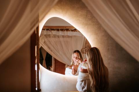 modelo usando o sérum - por aline fontes fotografia e marketing'