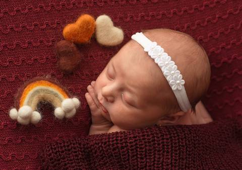 arco-íris e corações em tons terrosos - ensaio newborn por Aline Fontes fotógrafa de Bento Gonçalves'