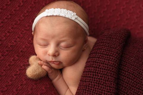 bebê segurando coração - ensaio newborn por Aline Fontes fotógrafa de Bento Gonçalves'