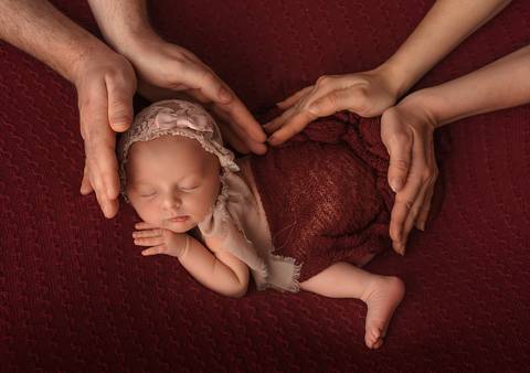 mãos dos pais formam coração em torno do bebê - ensaio newborn por Aline Fontes fotógrafa de Bento Gonçalves'