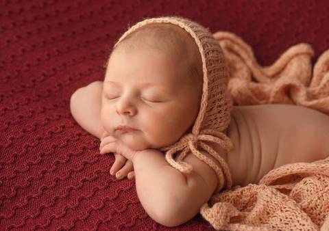 bebê debruçado em pose de ladinho - ensaio newborn por Aline Fontes fotógrafa de Bento Gonçalves'