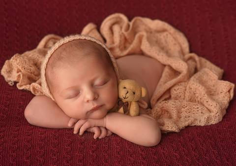 bebê com ursinho - ensaio newborn por Aline Fontes fotógrafa de Bento Gonçalves'