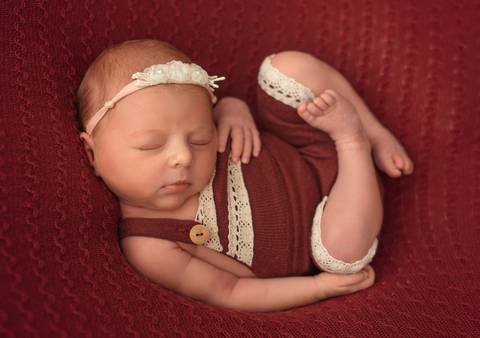 bebê barriguinha pra cima - ensaio newborn por Aline Fontes fotógrafa de Bento Gonçalves'