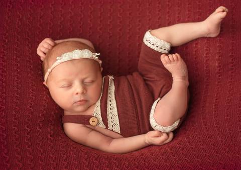 bebê em pose relaxada - ensaio newborn por Aline Fontes fotógrafa de Bento Gonçalves'