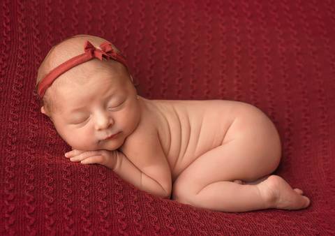 bebê deitada em pose barriga pra baixo ensaio newborn por Aline Fontes fotógrafa de Bento Gonçalves'
