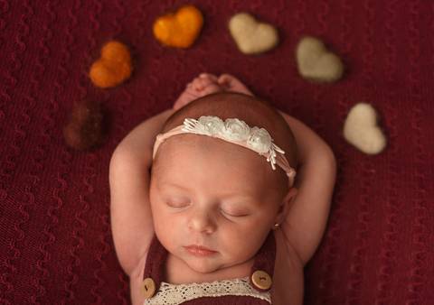 corações em tons terrosos em volta do bebê - ensaio newborn por Aline Fontes fotógrafa de Bento Gonçalves'