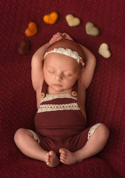 ensaio newborn em tons de vermelho escuro - ensaio newborn por Aline Fontes fotógrafa de Bento Gonçalves'