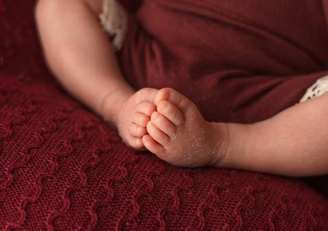 detalhe de pezinhos de recém-nascido - ensaio newborn por Aline Fontes fotógrafa de Bento Gonçalves'