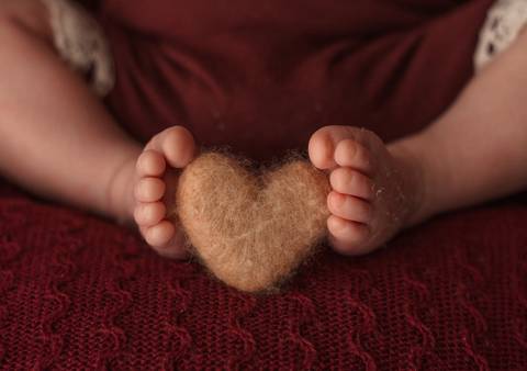 coração entre os pezinhos - ensaio newborn por Aline Fontes fotógrafa de Bento Gonçalves'