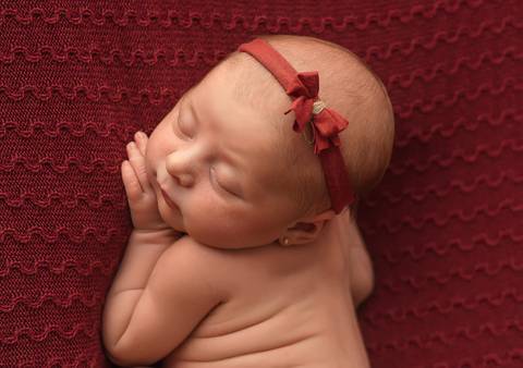 bebê com mãos em baixo do rosto - ensaio newborn por Aline Fontes fotógrafa de Bento Gonçalves'