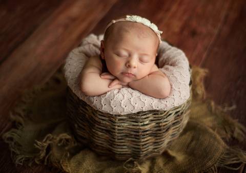 bebê sobre os bracinhos - ensaio newborn por Aline Fontes fotógrafa de Bento Gonçalves'