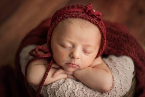 bebê sobre os braços sério - ensaio newborn por Aline Fontes fotógrafa de Bento Gonçalves'