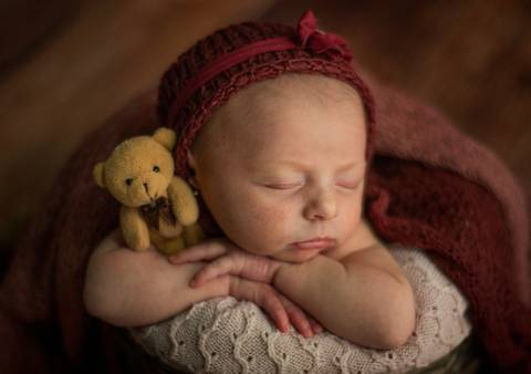 bebê segurando ursinho dentro de cesto - ensaio newborn por Aline Fontes fotógrafa de Bento Gonçalves'