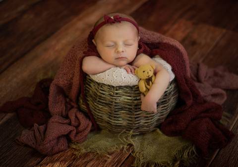 bebê com bracinho caído para fora do cestinho - ensaio newborn por Aline Fontes fotógrafa de Bento Gonçalves'