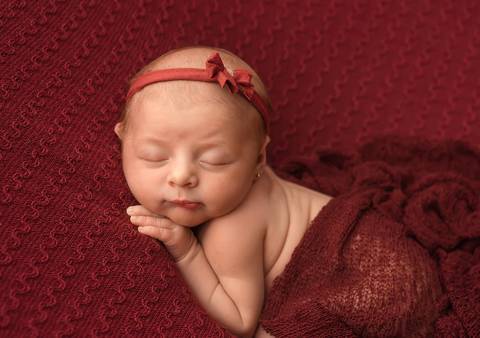 bebê em pose de ladinho - ensaio newborn por Aline Fontes fotógrafa de Bento Gonçalves'