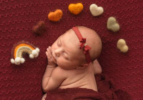 arco-íris e corações na volta de bebê - ensaio newborn por Aline Fontes fotógrafa de Bento Gonçalves'