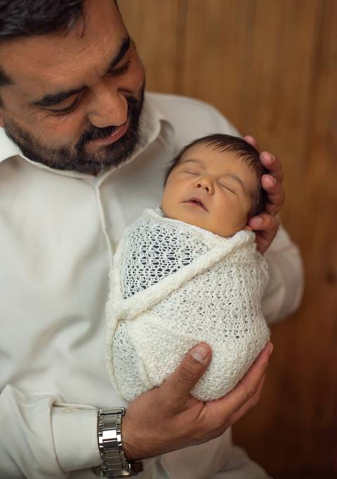 papai com bebê no ensaio newborn'