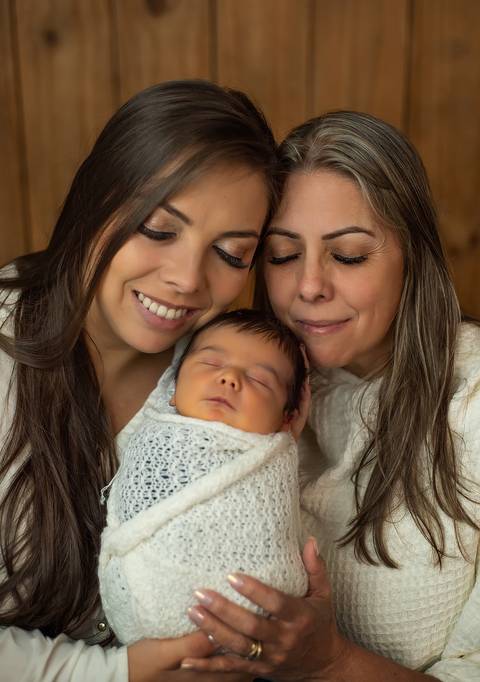 mãe e avó em ensaio newborn'