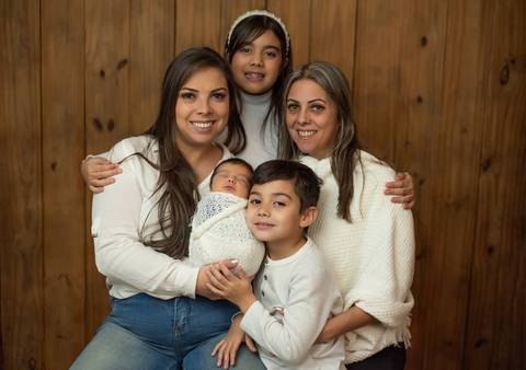 avó, mãe e irmãos no ensaio newborn'