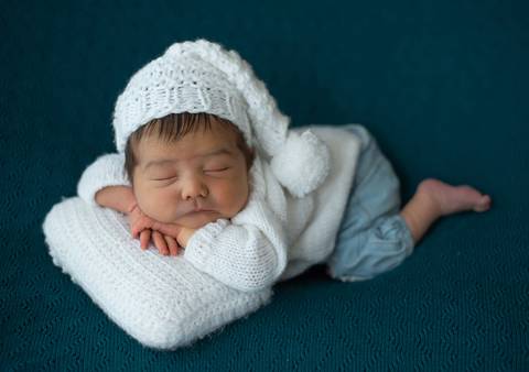 bebê em pose soneca com touca de soneca'