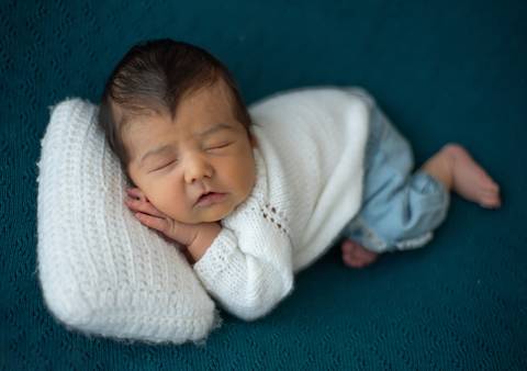 bebê em pose soneca de ladinho'
