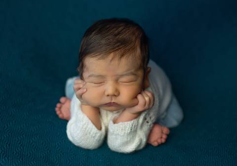 bebê em pose sapinho no ensaio newborn'