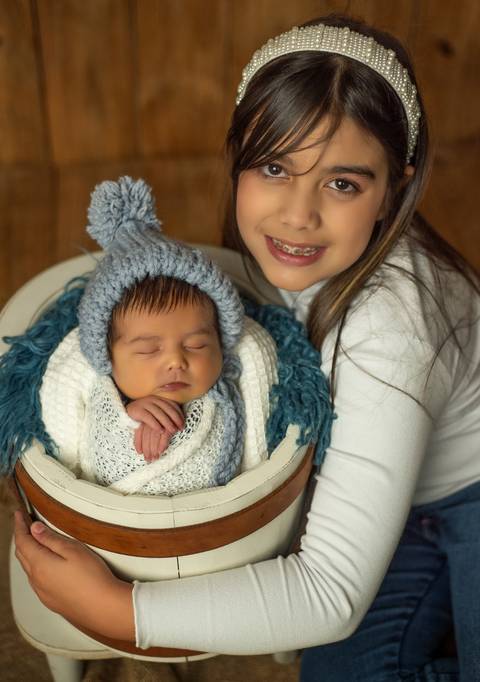 irmã e bebê ensaio newborn'