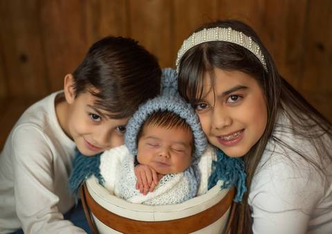 fotografia de irmãos no ensaio newborn'