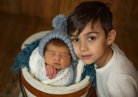irmão com bebê ensaio newborn'