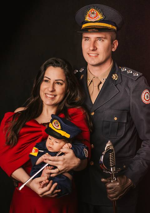 foto em família com traje dos bombeiros'