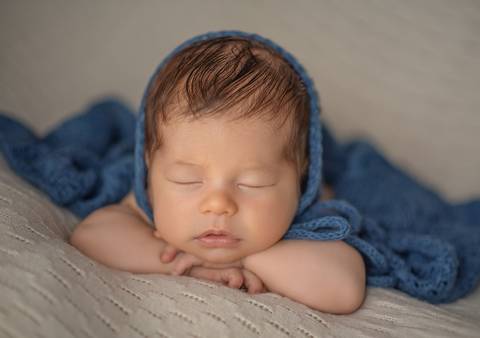 bebê com touquinha e manta em ensaio newborn'