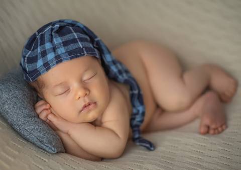 posição soneca em ensaio newborn'