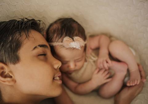 ideia de foto com irmão ensaia newborn'