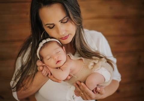 mãe com bebê no colo'