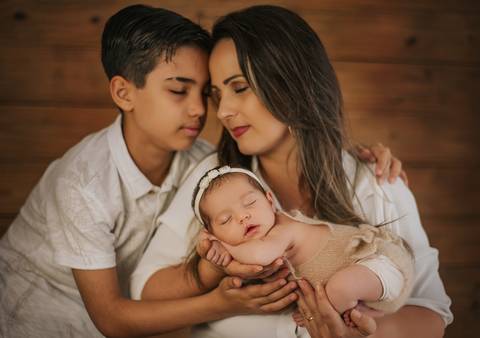 mãe e filhos ensaio newborn'