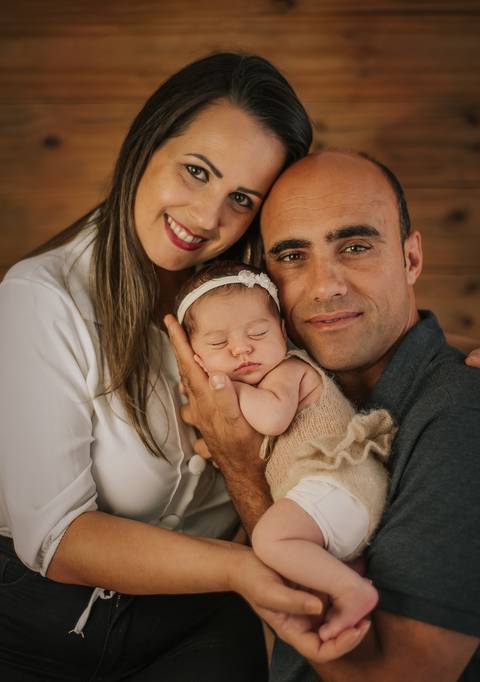 pais com bebê em ensaio newborn'